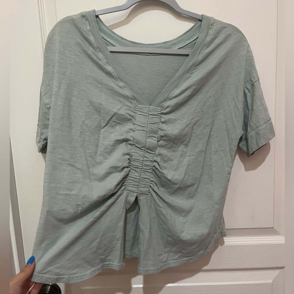 Women’s scrunch back tee